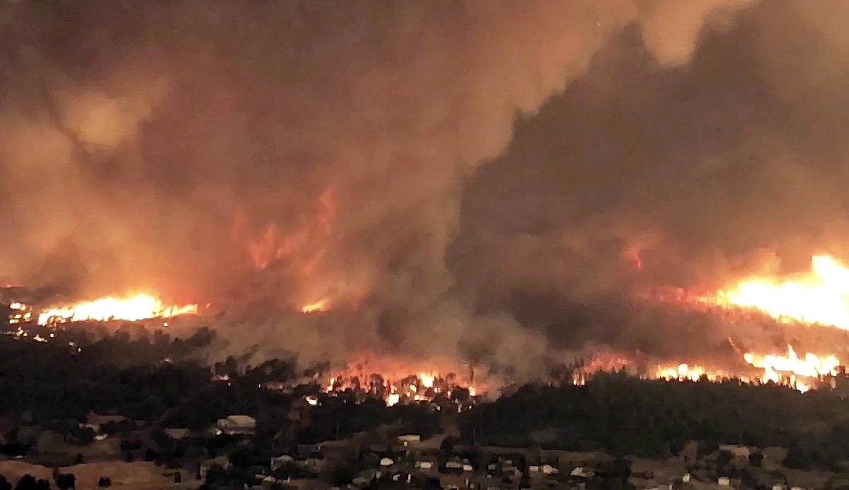 Raging wildfire advances towards a town